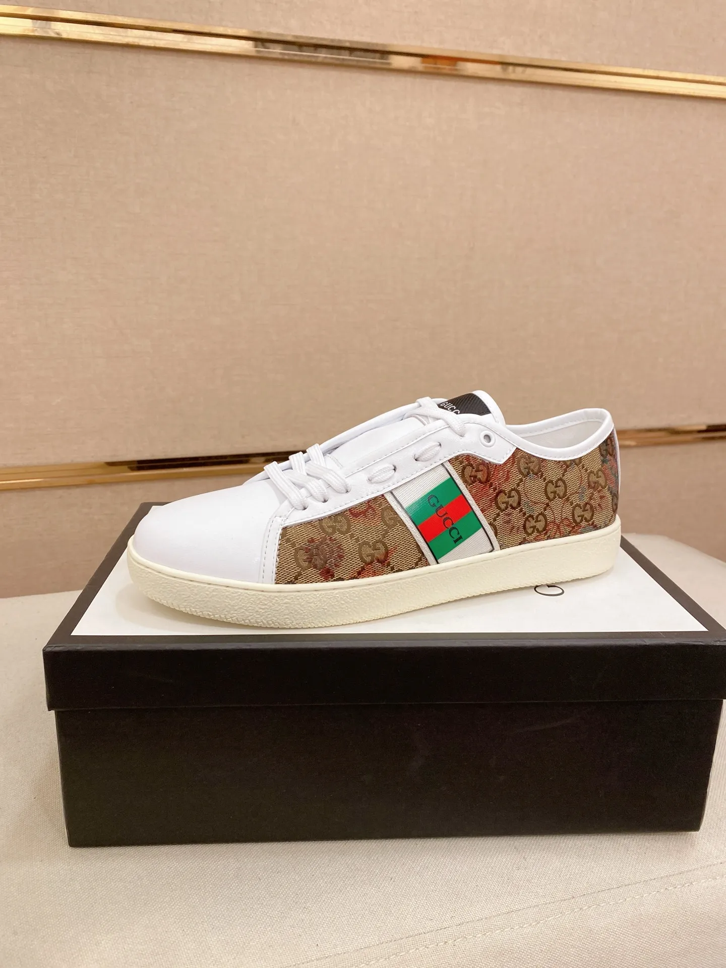 Factory price: 400💰 (GUCCI) The latest model from the official website 🎁🎁Casual and fashionable men's shoes👟, hot style 💥The version is simple and elegant, exclusive for trendy men. Unique official website latest brand elements 👑Gucci original decoration, fashionable and generous, the fabric is original cowhide ✅sheepskin lining, the official website specifies wear-resistant casual outsole, the classic model is taken in kind at the counter🎬38-44 (45 is not returned or exchanged)